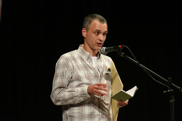 Сабо стао да би се писац одмакао